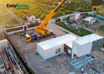 Contacto Easy Home - Montaje de vivienda EasyHome con grúa en proceso - contacto EasyHome